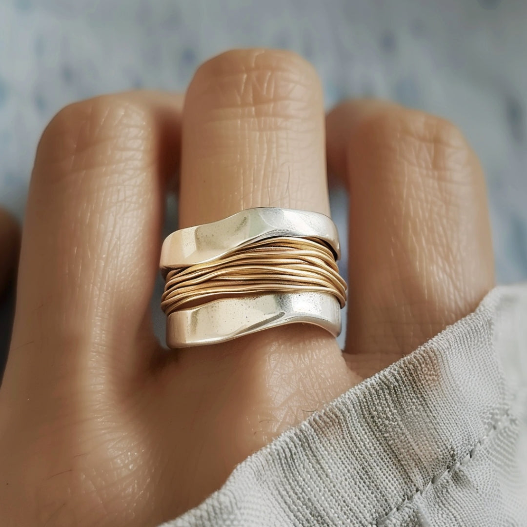 Bague en argent aux fils dorés
