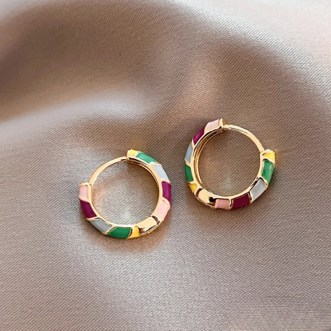 Boucles d’oreilles élégantes en émail multicolore dorées