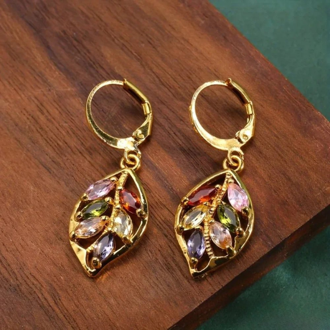 Boucles d’oreilles vintage dorées en forme de feuille avec zirconiums multicolores