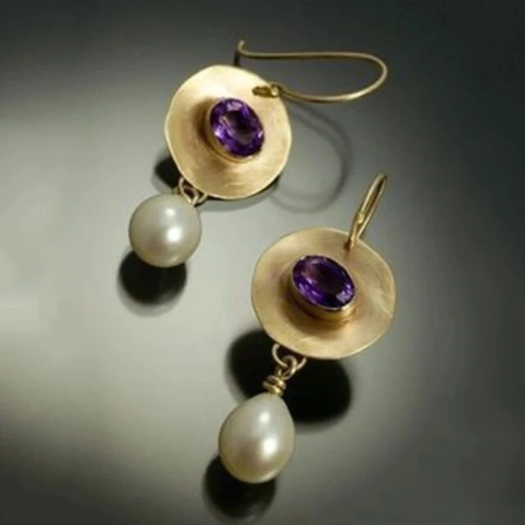 Boucles d’oreilles vintage dorées avec zirconium violet et perle