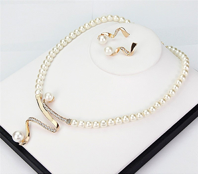 Parure collier et boucles d’oreilles en perles naturelles