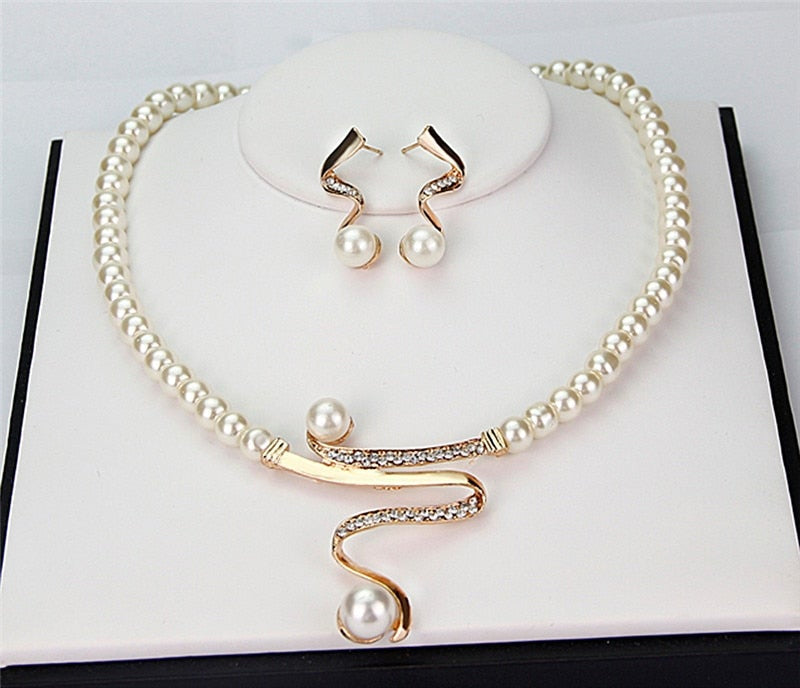 Parure collier et boucles d’oreilles en perles naturelles