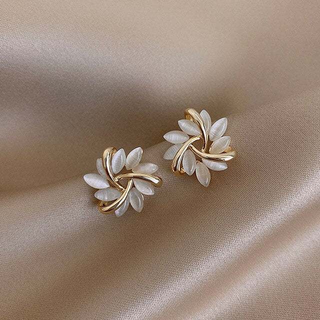 Boucles d’oreilles luxueuses en opale blanche dorées