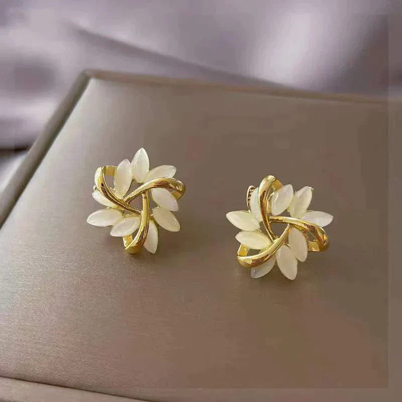 Boucles d’oreilles luxueuses en opale blanche dorées