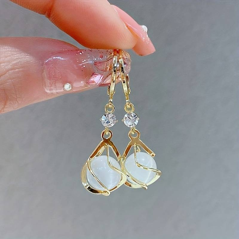 Boucles d’oreilles pendantes vintage en opale blanche et dorées