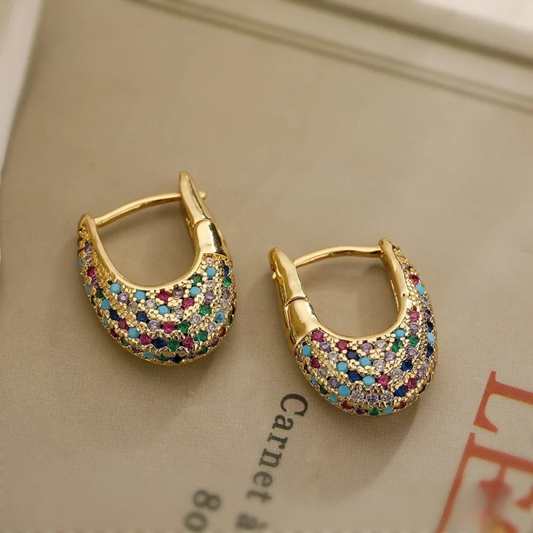 Boucles d’oreilles élégantes incrustées de cristaux colorés
