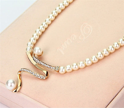 Parure collier et boucles d’oreilles en perles naturelles