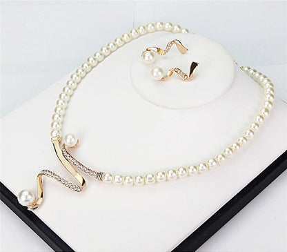 Parure collier et boucles d’oreilles en perles naturelles