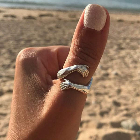 Bague ajustable argentée en forme d’étreinte