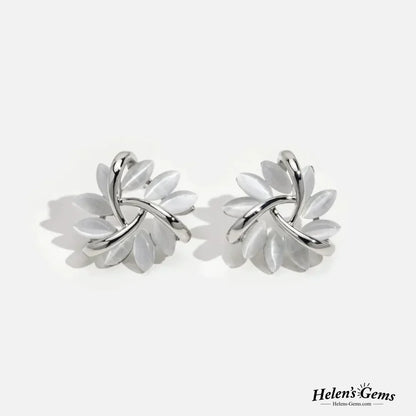 Clous d’oreilles élégants et raffinés en cercle doré avec pétales en opale